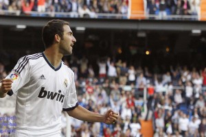 天山雄鹰振翅中超，从吾米提江到拜合拉木，新疆力量闪耀绿茵